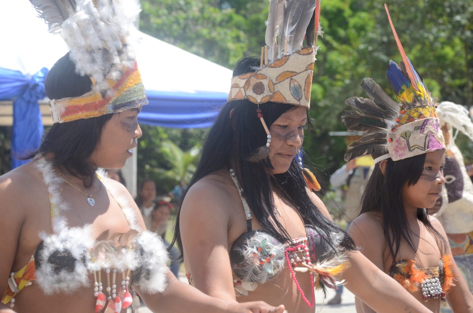 Jóvenes de San Juan de Barranco representan la fiesta de la Pelasón durante la ceremonia para la entrega de títulos de propiedad. Foto: Yvette Sierra Praeli