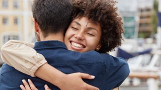 Salud Mental: 5 beneficios de abrazar a alguien que quieres