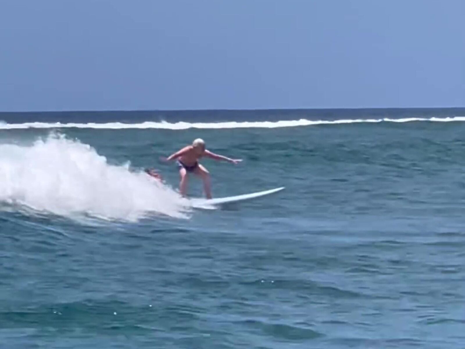 VIDEO VIRAL | Con la asistencia y orientación de su nieta, Brisa Hennessy, Donna Holmes valientemente se subió a una tabla de surf. (Instagram brisahennessy)