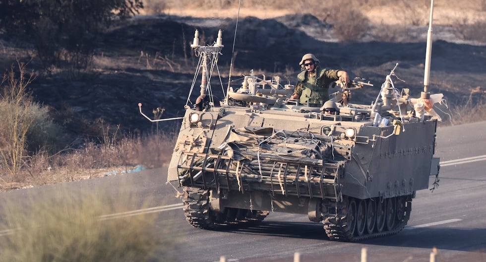Un vehículo de Israel avanza con un convoy militar a lo largo de la frontera con la Franja de Gaza el 2 de noviembre de 2023, en medio de las batallas en curso con el movimiento palestino Hamás. (Foto de JACK GUEZ / AFP).