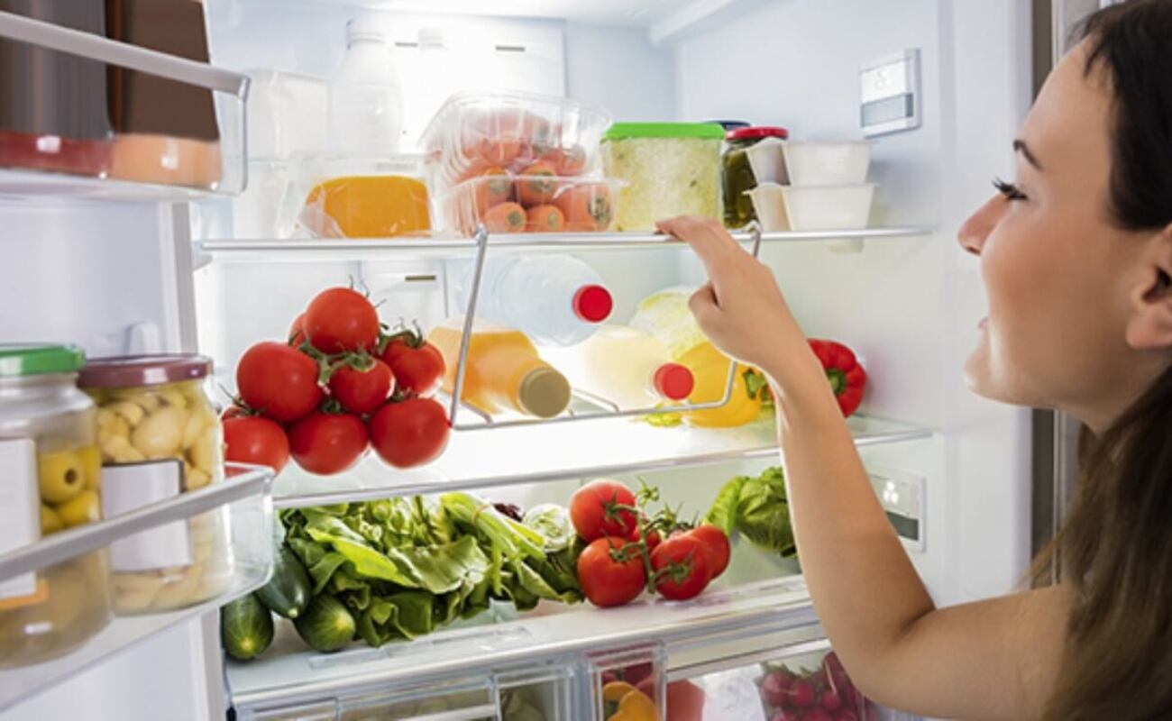 A pesar de que muchas familias optan por guardar sus alimentos en bolsas de plástico en la refrigeradora debido a que son cómodas y ligeras, lo cierto es que podría resultar perjudicial para la salud.