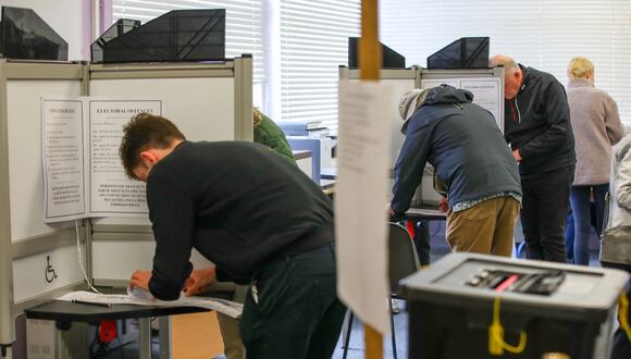 Los votantes marcan sus papeletas mientras votan en un colegio electoral del Plunket College de Dublín el 7 de junio de 2024, para votar en la Unión Europea y en las elecciones locales. (Foto de Paul Faith / AFP)