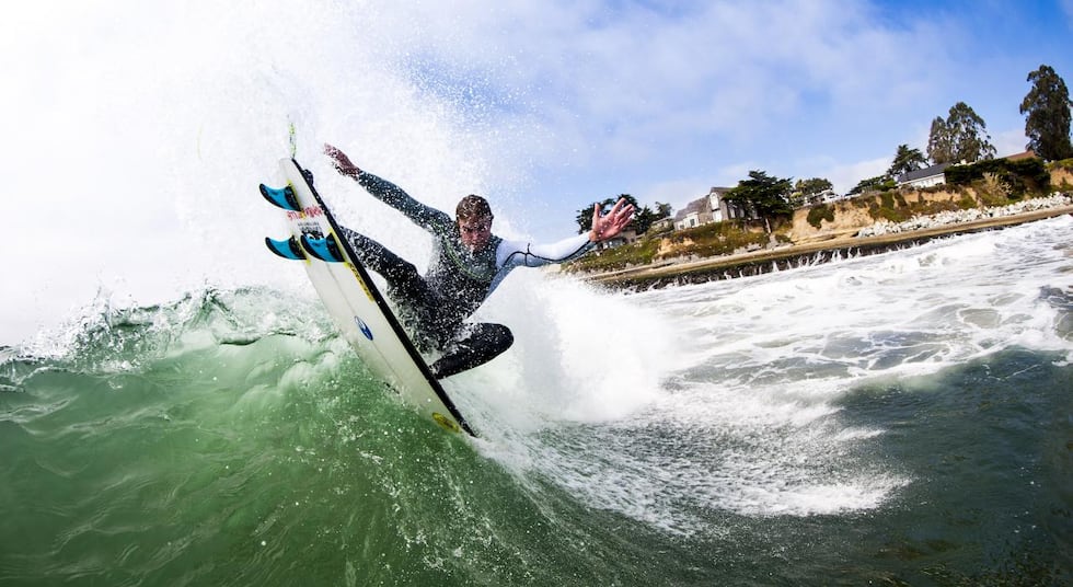 Santa Cruz, ubicada en la costa central de California, es una meca del surf en los Estados Unidos. Esta ciudad costera ofrece una variedad de playas y rompientes, desde Pleasure Point hasta Steamer Lane. Con una cultura del surf arraigada y una comunidad apasionada, Santa Cruz combina paisajes espectaculares con excelentes condiciones de surf para surfistas de todos los niveles. (Foto: Visit the USA).