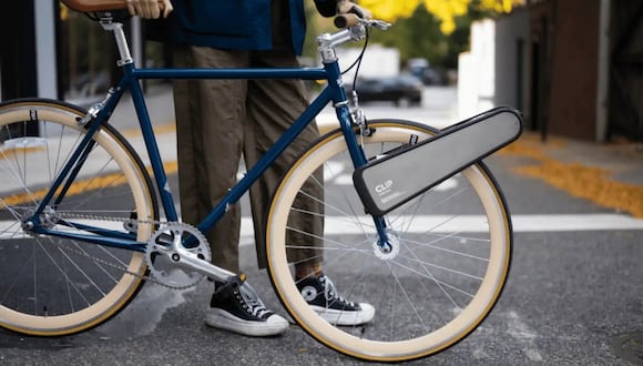 El dispositivo se coloca en la rueda delantera para que pueda poner en movimiento la bicicleta. (Foto: elespanol.com)
