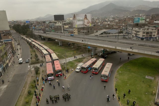 Transportistas de diversas empresas bloquean el acceso a la Panamericana Norte en el Ovalo Habich. Foto: GEC