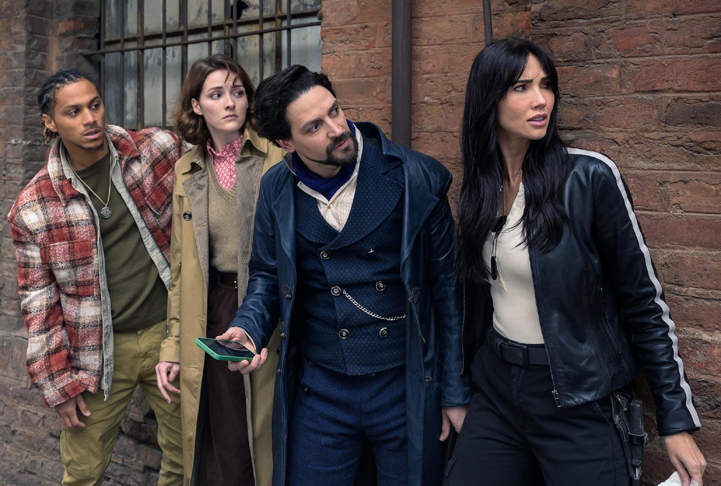 Olivia Morris, Bluey Robinson, Jessica Green, y Callum McGowan en una escena de la serie "The Librarians: The Next Chapter" (Foto: TNT)