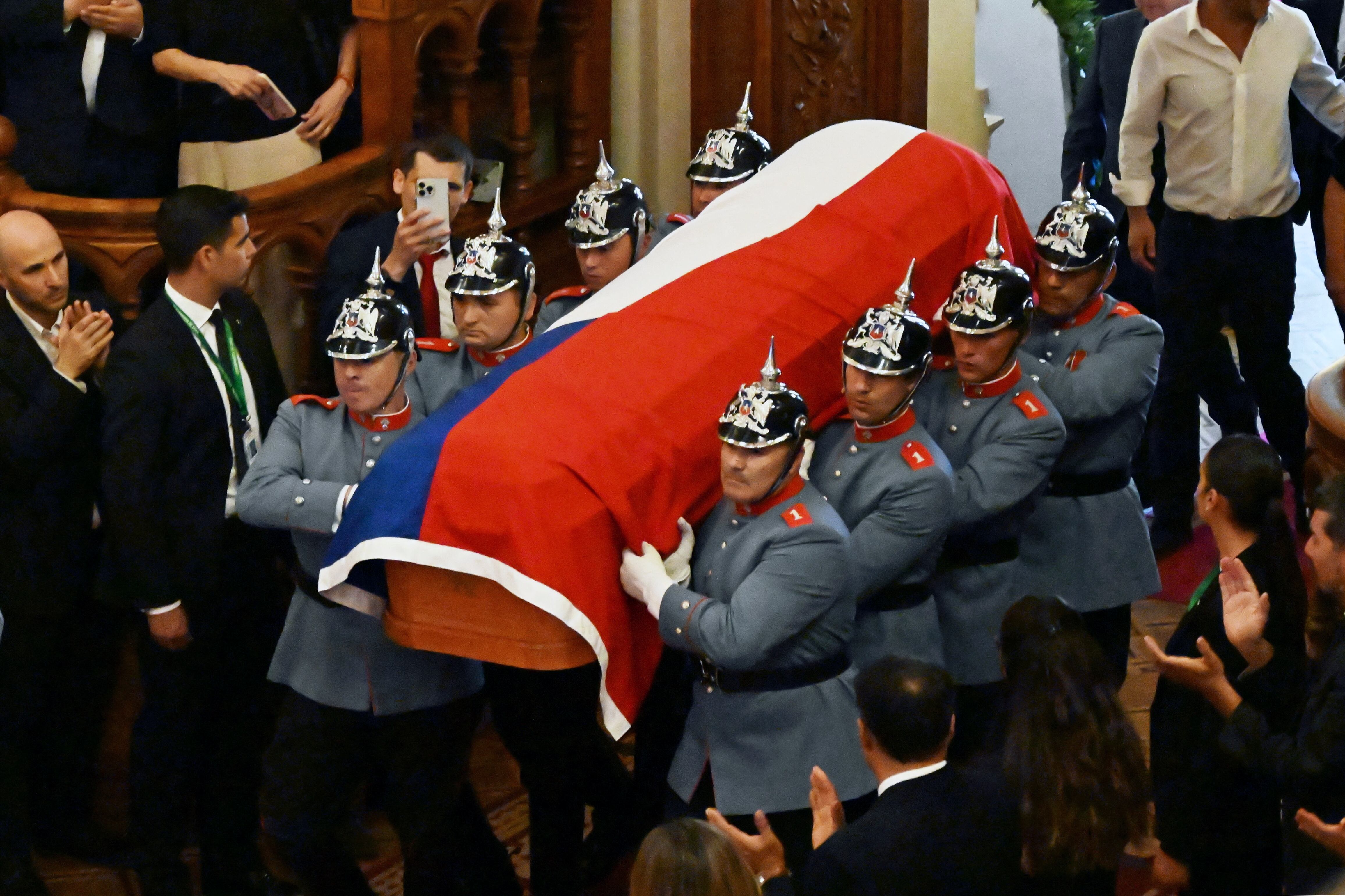 El Regimiento de Escolta Presidencial No. 1 Granaderos escolta el ataúd con el cuerpo del ex presidente de Chile Sebastián Piñera en el Palacio del Congreso Nacional en Santiago el 7 de febrero de 2024 (Foto: AFP)