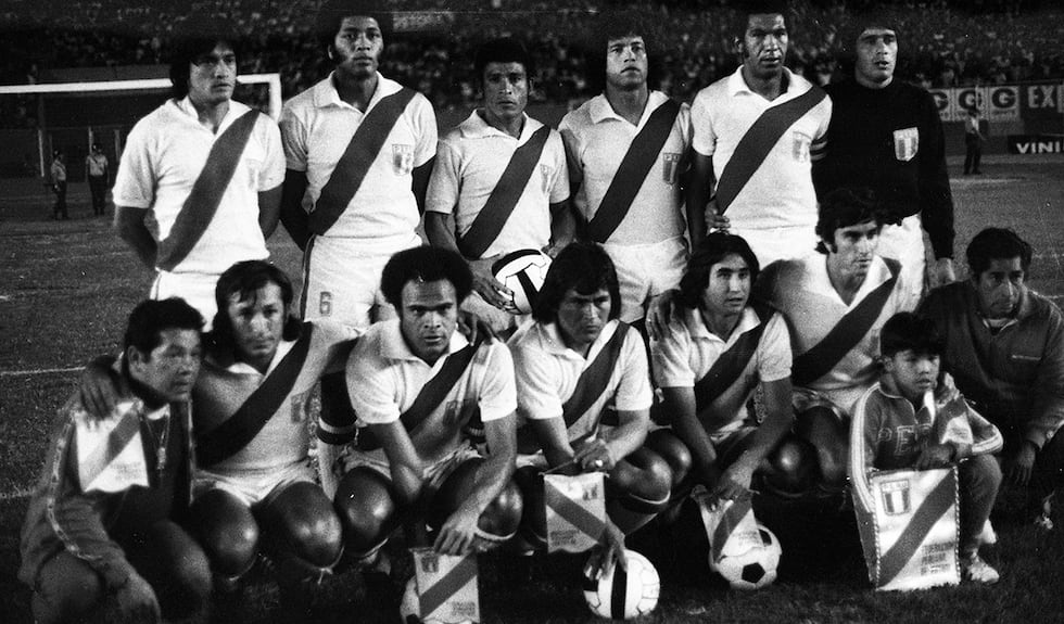 La selección peruana de fútbol de 1977 en pleno. Un once de habilidad, disciplina e inteligencia. (Foto: Archivo Histórico de El Comercio / Darío Médico)