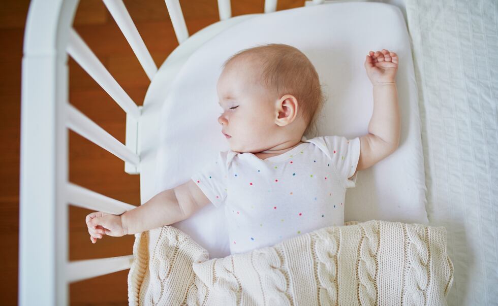 Los expertos recomiendan que el bebé duerma en la misma habitación, pero no en la misma cama. Usar una cuna tipo sidecar o colocarla junto a la cama puede ser la fórmula ideal.