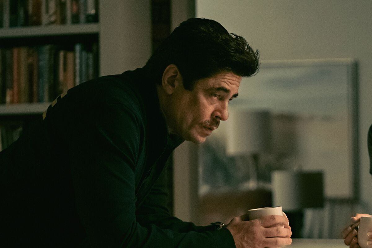 Benicio del Toro como Tom Nichols en la película “Reptiles” (Foto: Netflix)