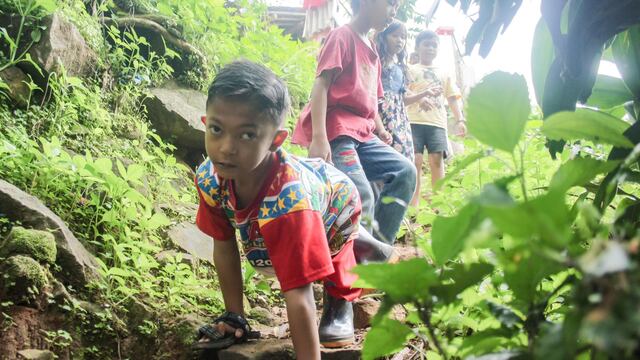 La increíble odisea de un niño discapacitado en Indonesia para ir a la escuela