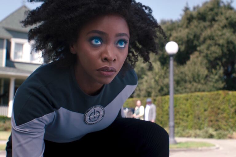 Monica ahora tiene poderes, con sus ojos brillando de un azul característico (Foto: Disney Plus)