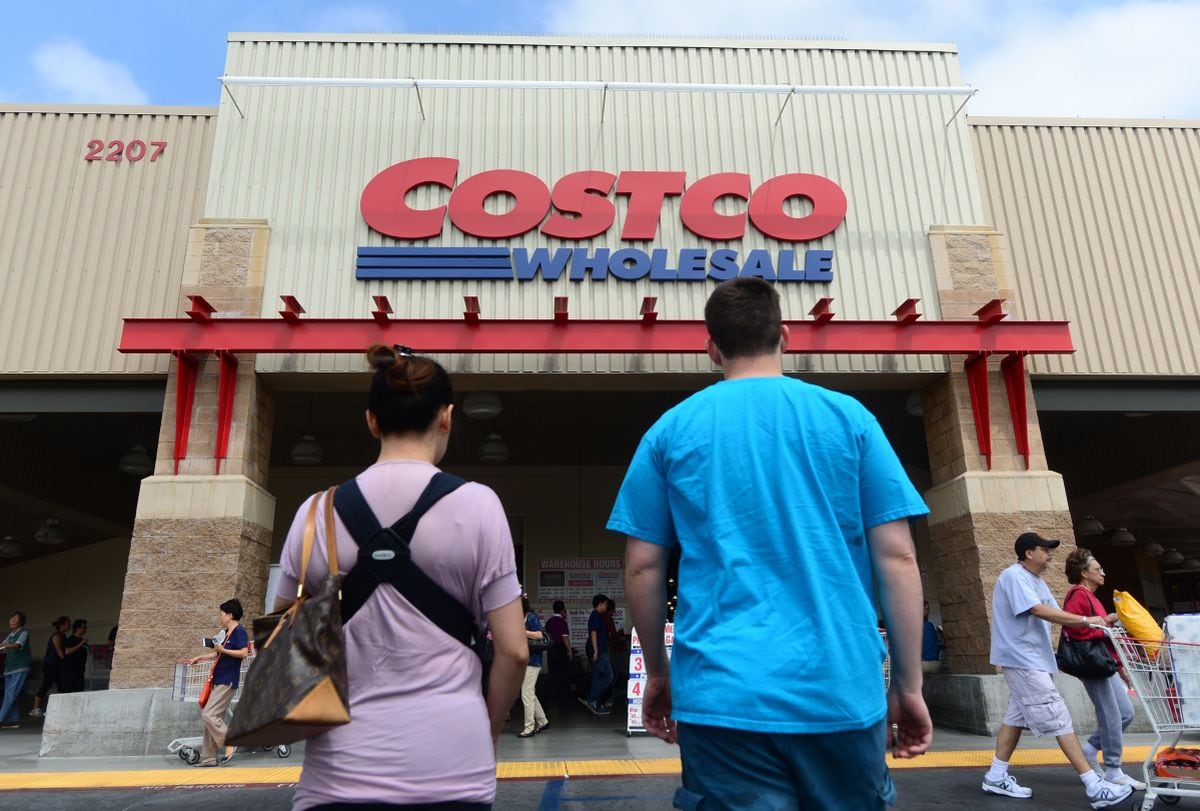 Con una membresía en Costco podrás disfrutar de beneficios en sus diversos establecimientos. Aquí, una pareja se dirige a la entrada de una tienda Costco en Alhambra, California, el 2 de junio de 2013 (Foto: Frederic J. Brown / AFP)