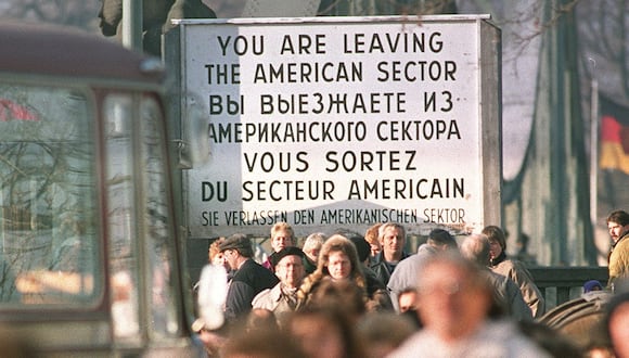 Foto tomada el 18 de noviembre de 1989 de un cartel con la inscripción "Estás saliendo del sector americano" en el antiguo paso fronterizo Checkpoint Charlie de Berlín. (Foto de AFP)