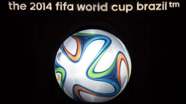 El ‘Nene’ Cubillas, Cafú y Seedorf se lucieron en la presentación de Brazuca, la pelota oficial de Brasil 2014 [FOTOS]