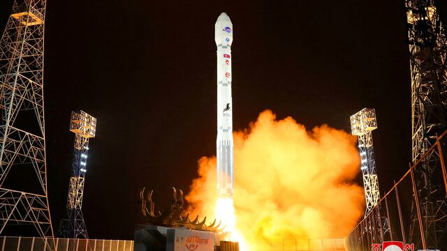 Qué se sabe del satélite espía de Corea del Norte que ya está enviando fotos de “regiones objetivo” como Hawai