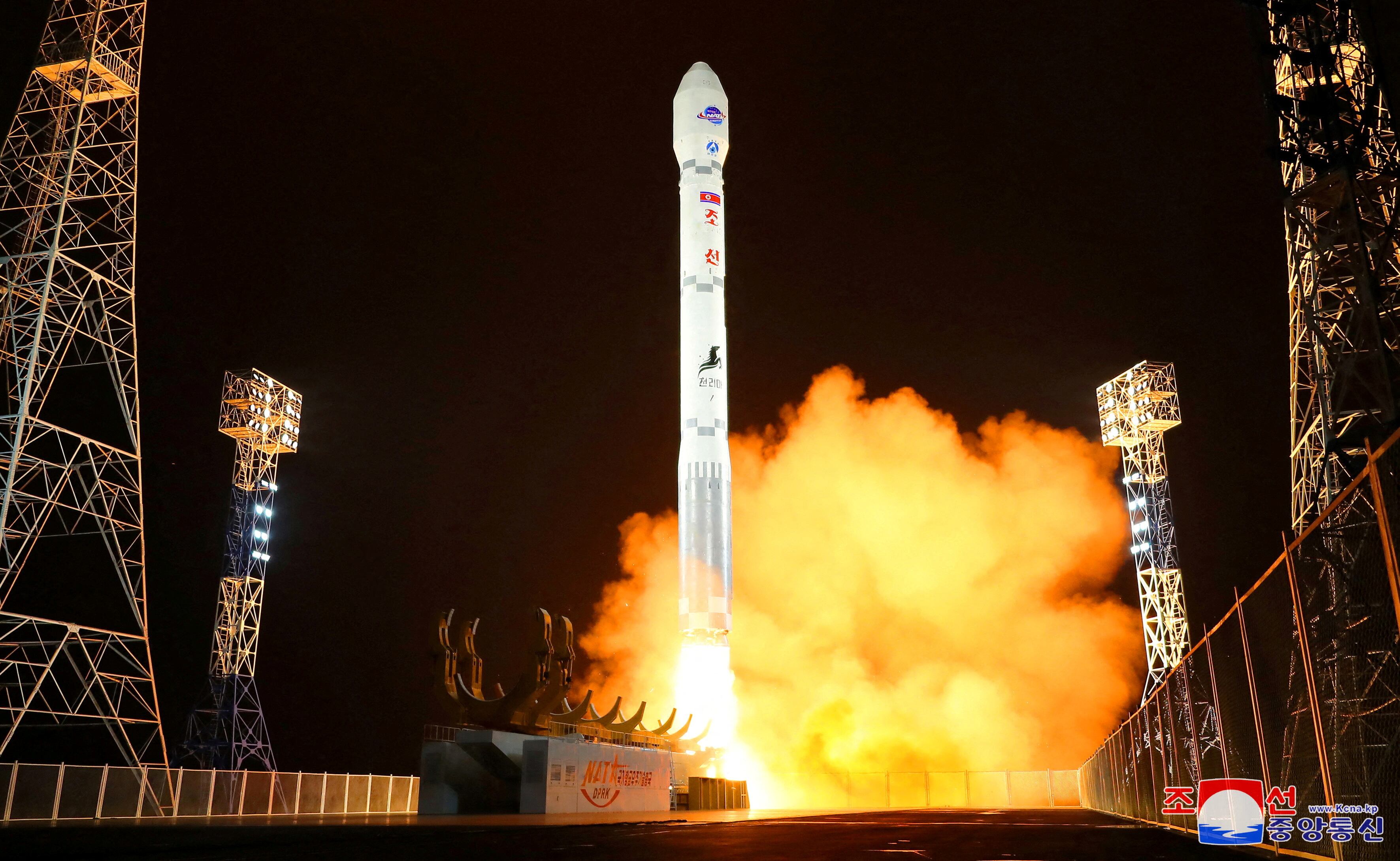 El lanzamiento de un cohete que transporta el satélite espía Malligyong-1 de Corea del Norte, el 21 de noviembre de 2023. (KCNA vía REUTERS).