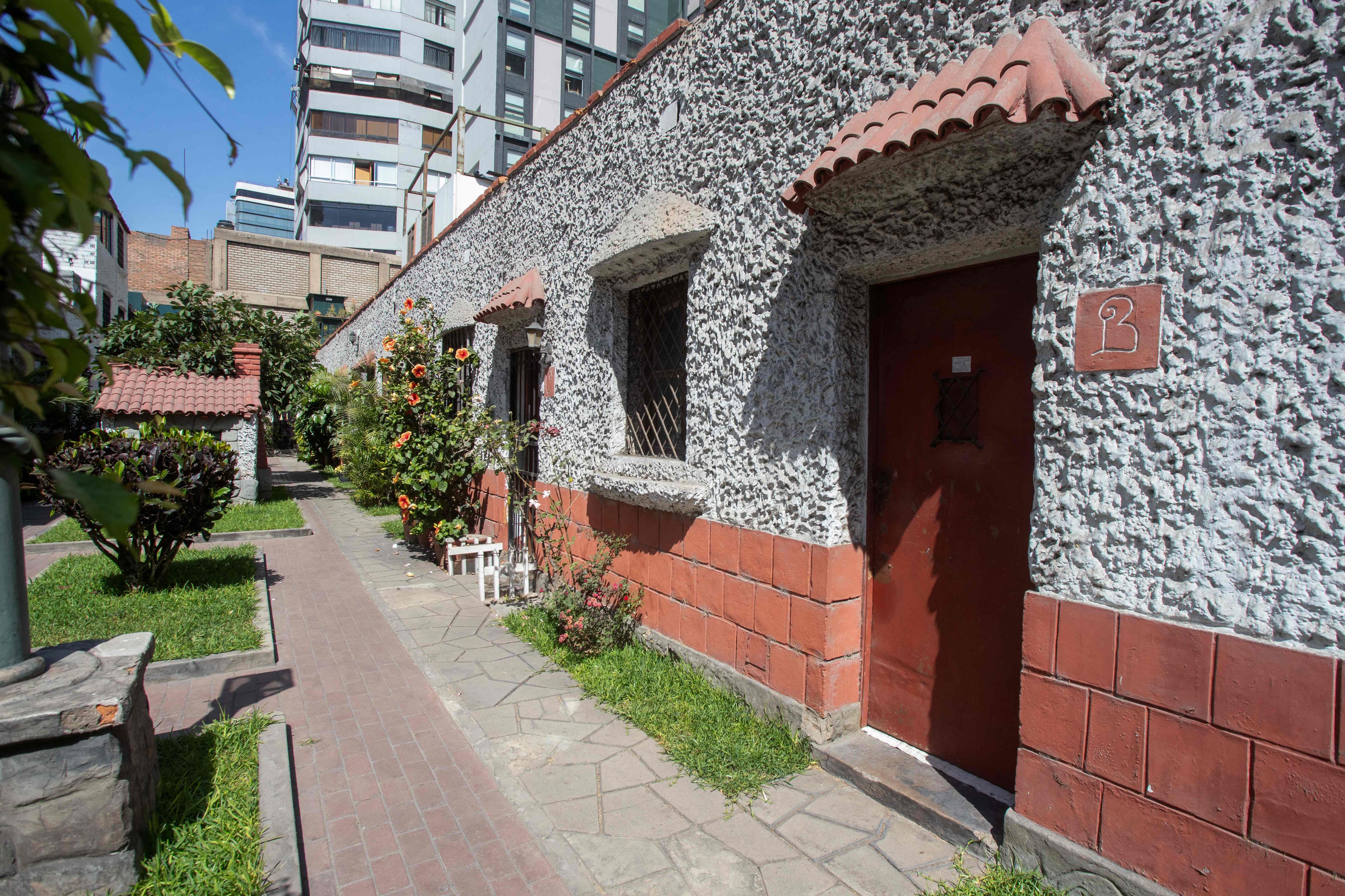 La quinta de Los Duendes, en Miraflores, donde el personaje de “La Tía Julia y el Escribidor” vivía feliz, pese a la estrechez del espacio.
. (Photo by Renato Pajuelo / AFP)