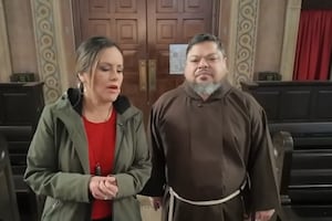 “No están solos”: sacerdote de Washington DC deja su iglesia para apoyar a inmigrantes citados por ICE en cortes