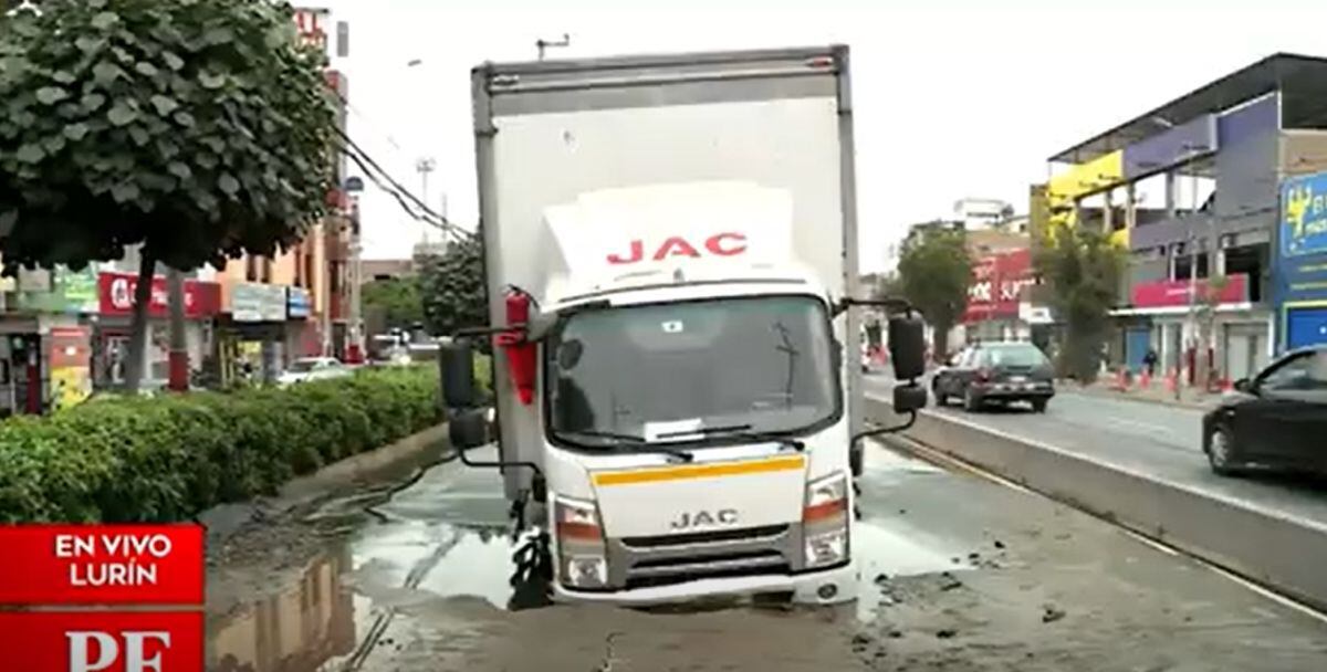 Vehículo quedó atrapado en plena vía por el hundimiento de la pista | Foto: Captura América Noticias