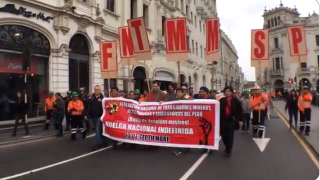 Trabajadores mineros realizan marcha en el Centro de Lima