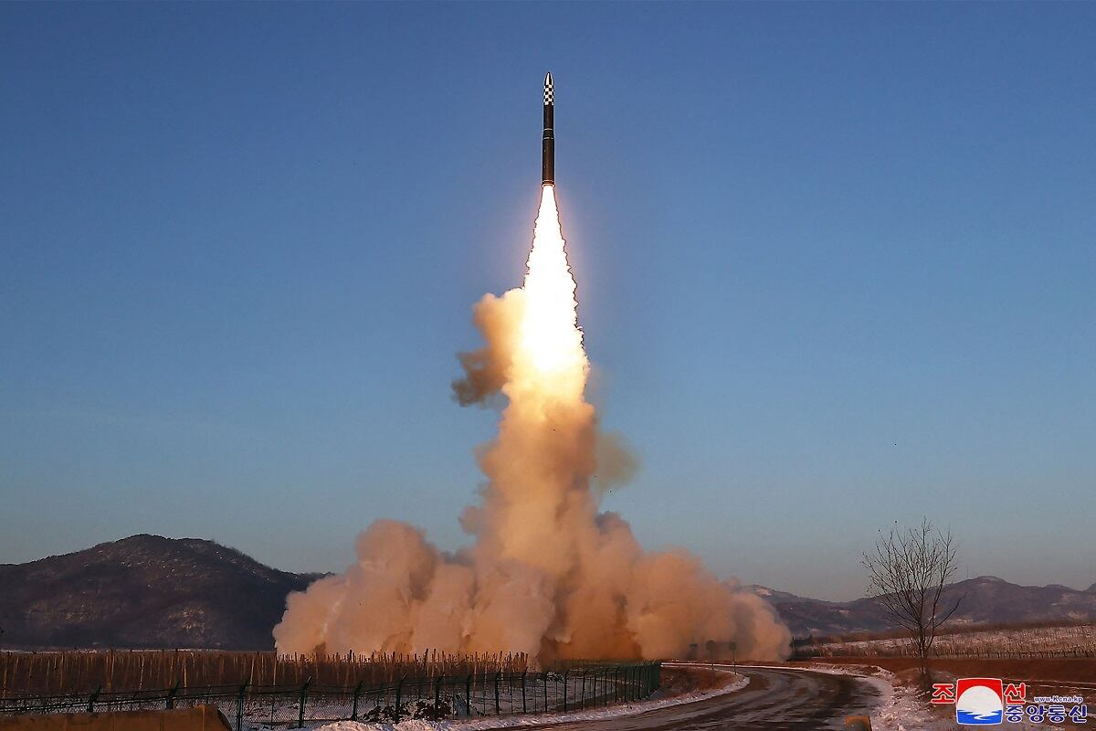 El lanzamiento de prueba de un misil balístico intercontinental (ICBM) Hwasongpho-18 en un lugar no revelado en Corea del Norte, el 19 de diciembre de 2023. (Foto de KCNA VIA KNS / AFP)