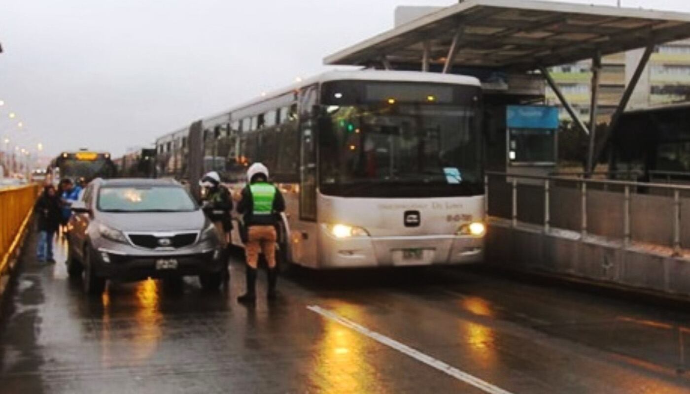 ¡Atención conductores! Tendrán que pagar una multa de S/428 por usar indebidamente el carril del Metropolitano | Solo estos vehículos pueden usarlo | Foto: Andina
