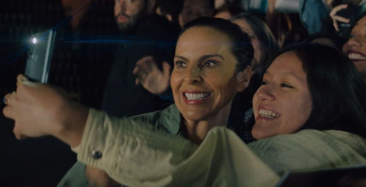 En "La más fan", Lana no duda en tomarse fotos con sus seguidores (Foto: Netflix)