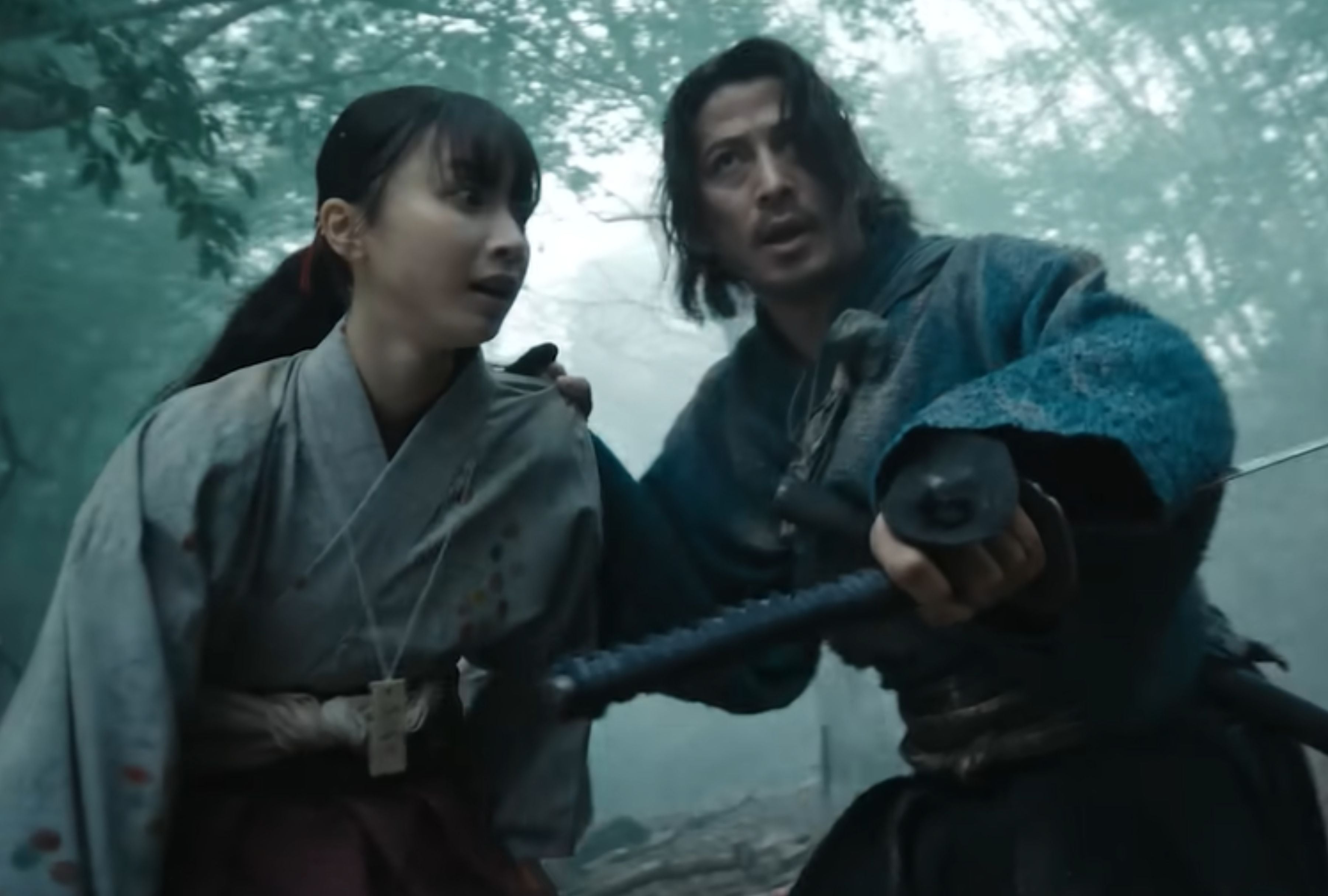Junichi Okada es Shujiro Saga y Yumia Fujisaki es Futaba Katsuki en Last Samurai Standing, la nueva serie de sobrevivencia de Netflix.
(Foto: Netflix)