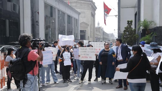 Familiares de compatriotas peruanos que fueron llevados a Rusia con engaños para luego unirse a la guerra, protestan en los exteriores del Ministerio de Relaciones Exteriores