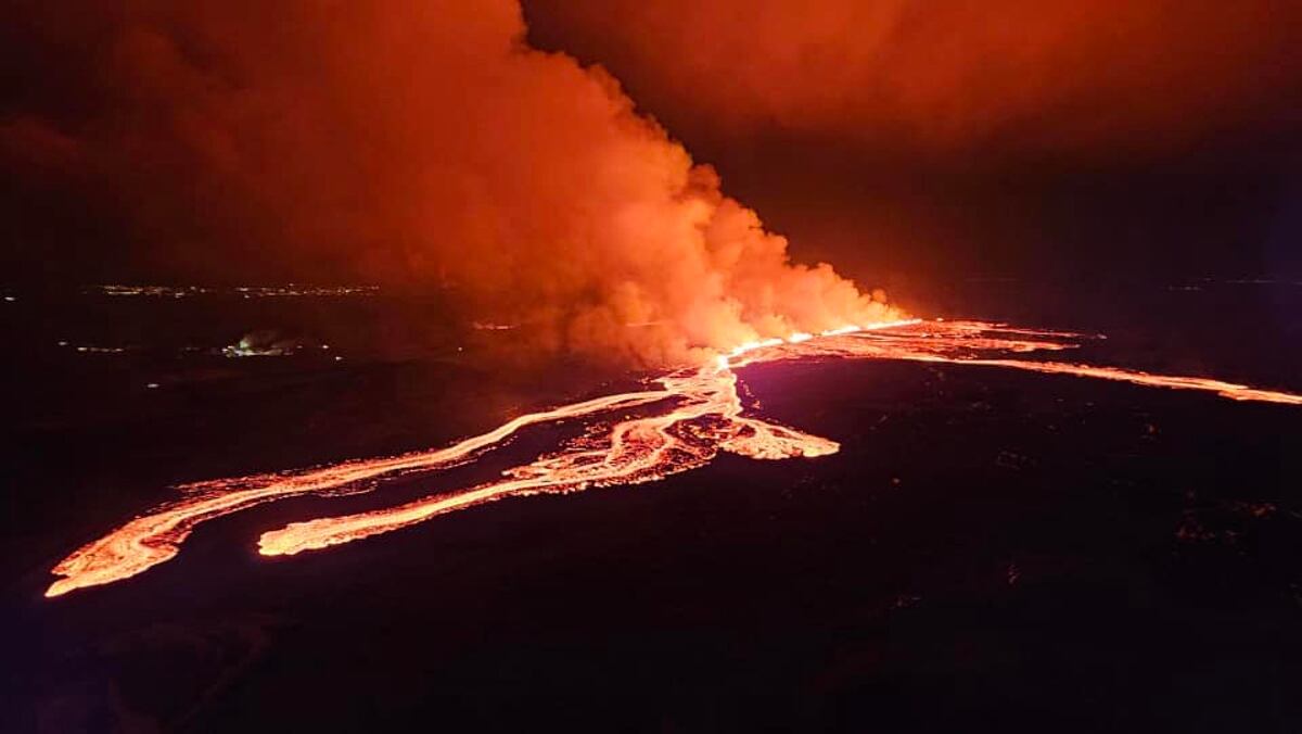 Islandia experimenta la cuarta erupción volcánica desde octubre pasado en la península de Reykjanes y probablemente la más fuerte, el 16 de marzo de 2024. (Foto de Dpto. de Protección Civil y Gestión de Emergencias de Islandia / EFE)