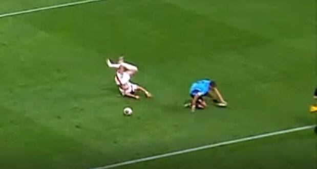 A los 63 minutos de juego, ‘El Kaiser’ buscó un balón en posición ofensiva y asustó tras caer, aunque sin infracción.