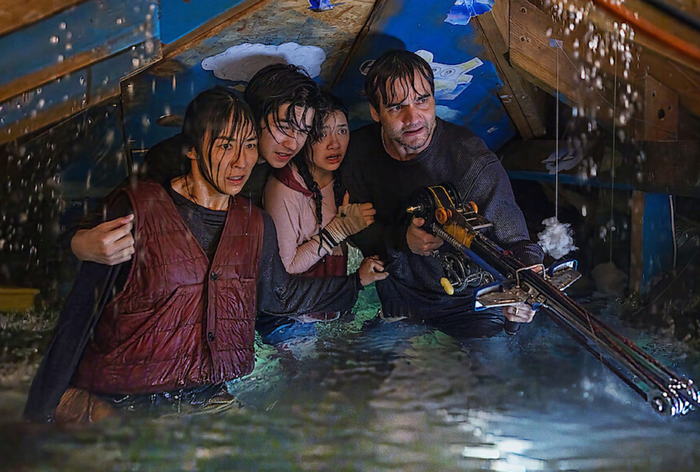 Ann (Greta Lee), Graham (Noah Alexander Sosnowskiy), Ruth (Riley Chung) y Jason (Wagner Moura) intentando atrapar a la criaturas al final del thriller