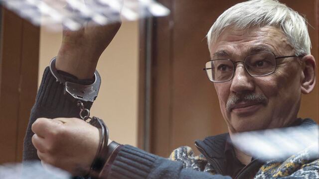 Rusia condena a 2,5 años de cárcel a Oleg Orlov, líder de Memorial, por criticar la invasión a Ucrania