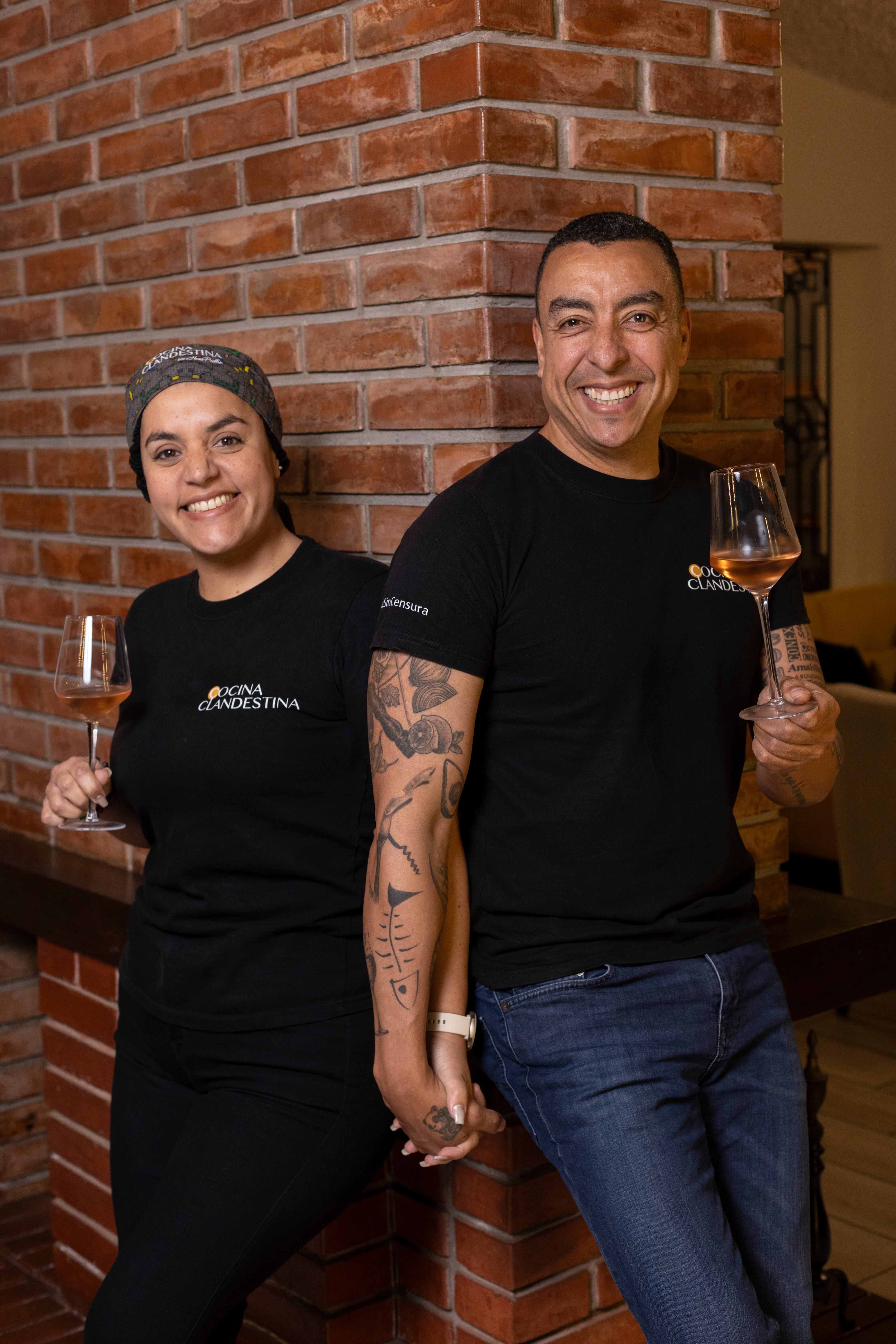 Chef Hans Pueller y Regina Collazos, dueños del concepto experiencia Cocina Clandestina.