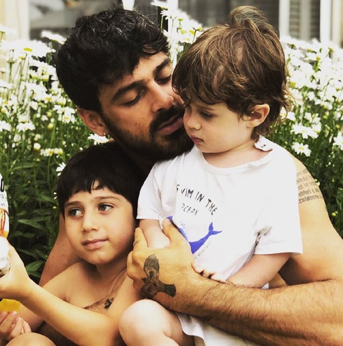 Michele Morrone junto a sus dos hijos (Foto: Michele Morrone/ Instagram)