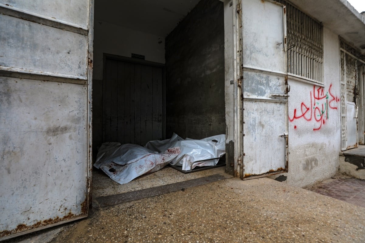 Cadáveres cubiertos llegan al hospital Al Shifa de la ciudad de Gaza tras un ataque israelí que destruyó un vehículo cerca del cruce de Nablusi, el 13 de diciembre de 2025, en medio de un alto el fuego entre Israel y Hamás. (Foto: EFE)