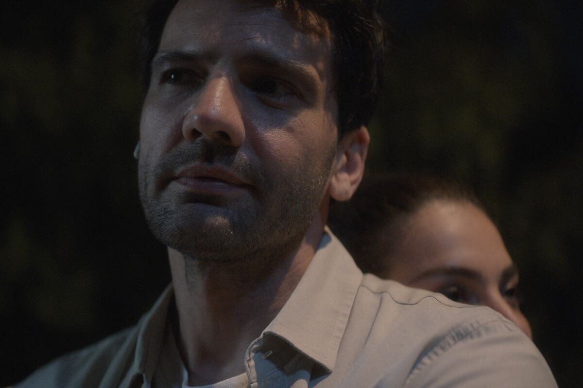 Firat (Kaan Urgancioglu) lleva a Sezen a casa en su bicicleta en la película turca "Un lugar seguro 2" (Foto: Netflix)