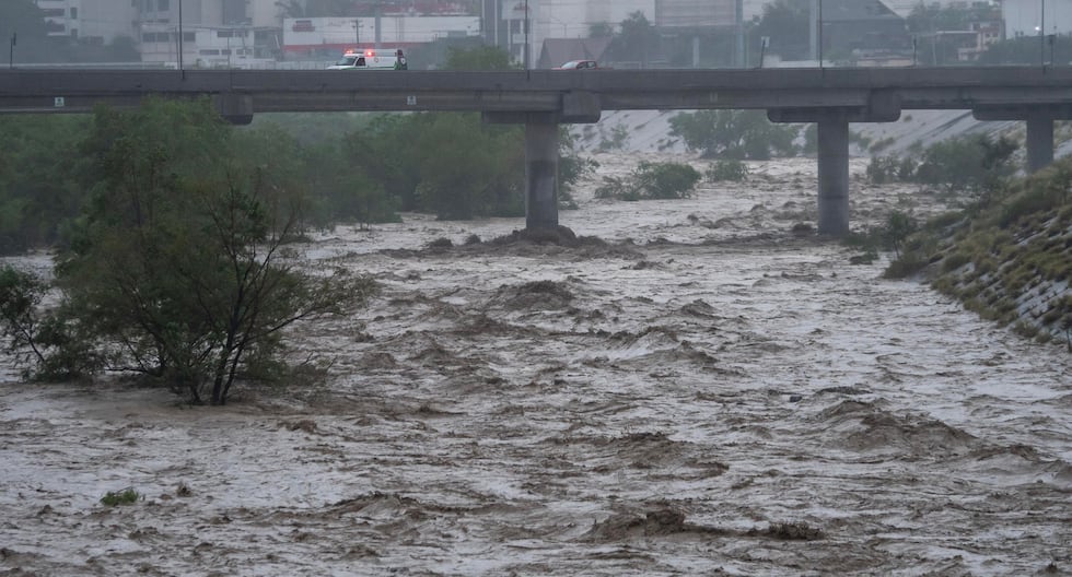 Fotografía que muestra el aumento del Río Santa Catarina, debido a las precipitaciones del paso de la tormenta tropical Alberto por Monterrey, Nuevo León, México. (EFE/ Miguel Sierra).