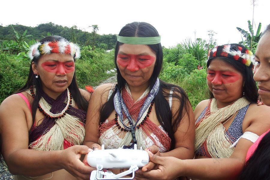 Monitoras indígenas en acción de campo en Ecuador. Foto: Amazonía 2.0 / UICN.