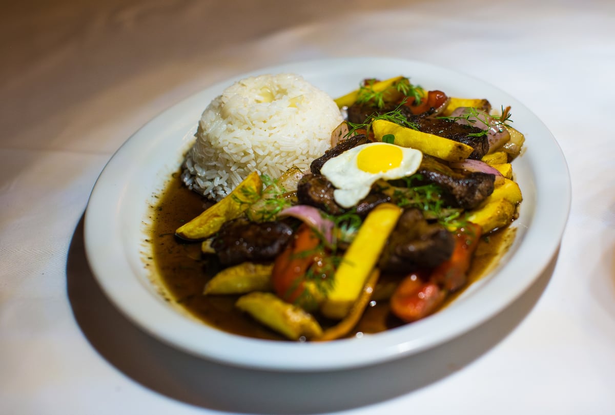 Lomo saltado en Paco Yonque, hecho con lomo argentino.
