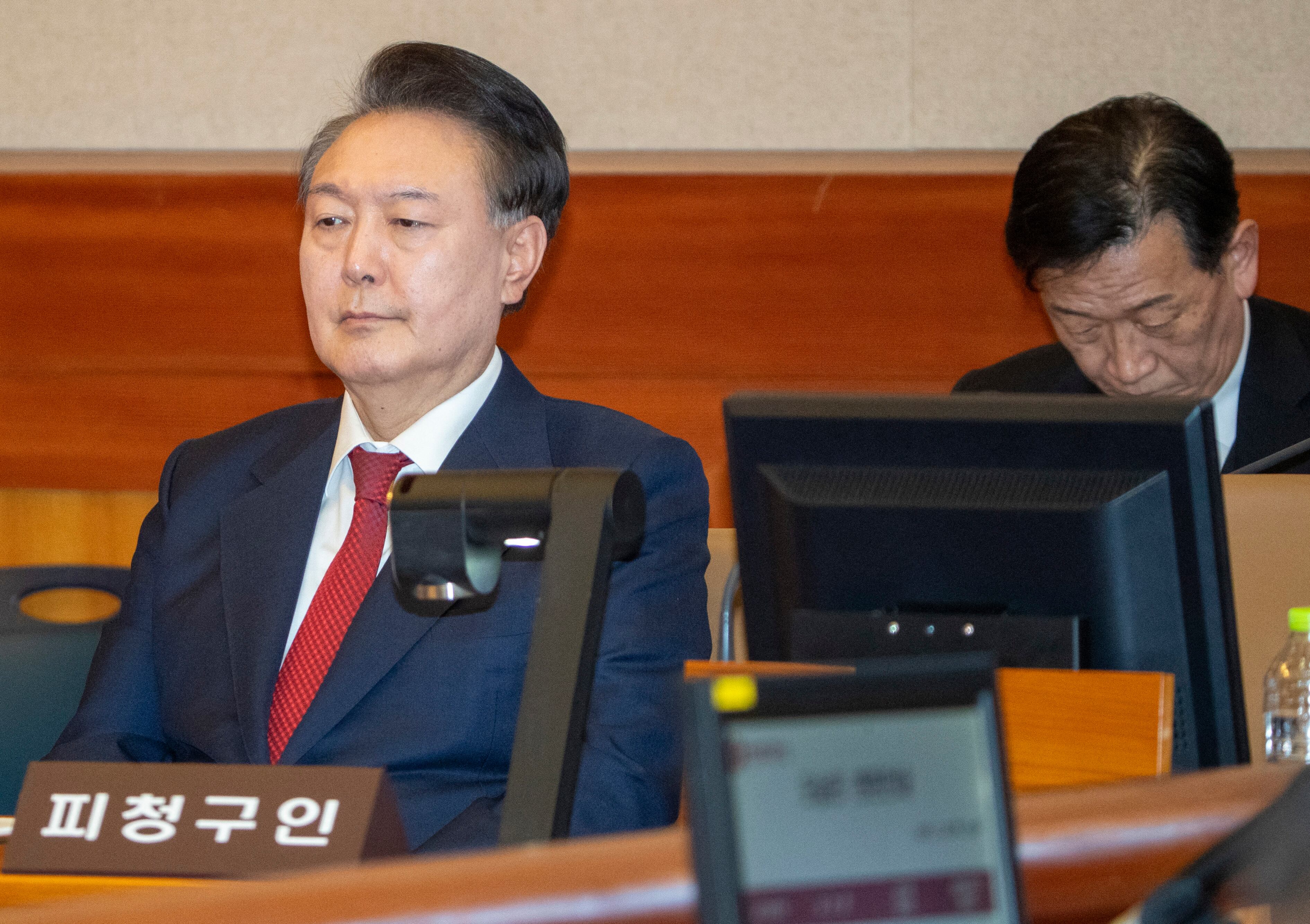 El presidente acusado de Corea del Sur, Yoon Suk Yeol, asiste a la décima audiencia de su juicio político por su breve imposición de la ley marcial en el Tribunal Constitucional de Seúl, el 20 de febrero de 2025. Foto: SONG Kyung-Seok / PISCINA / AFP