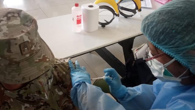 Puno: integrantes de la Marina y del Ejército recibieron vacuna contra el COVID-19