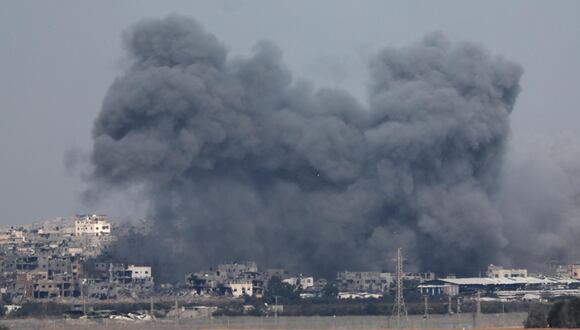 El humo se eleva tras un ataque aéreo israelí en el distrito de Al-Shuja'ia de Gaza, visto desde Nahal Oz, Israel, este viernes. Las fuerzas israelíes reanudaron los ataques militares en Gaza después una tregua de una semana expiró el 1 de diciembre. EFE/ ATEF SAFADI