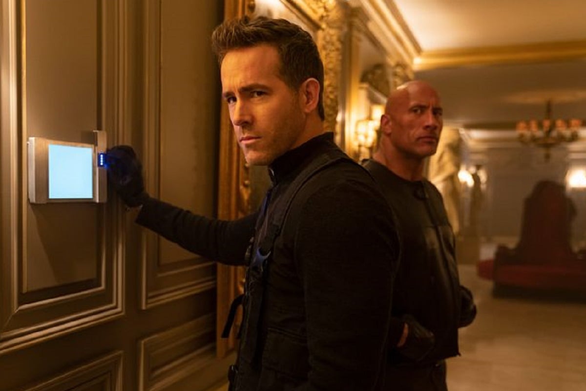 Nolan Booth y John Hartley trabajando juntos para conseguir el segundo huevo en "Alerta roja" (Foto: Netflix)