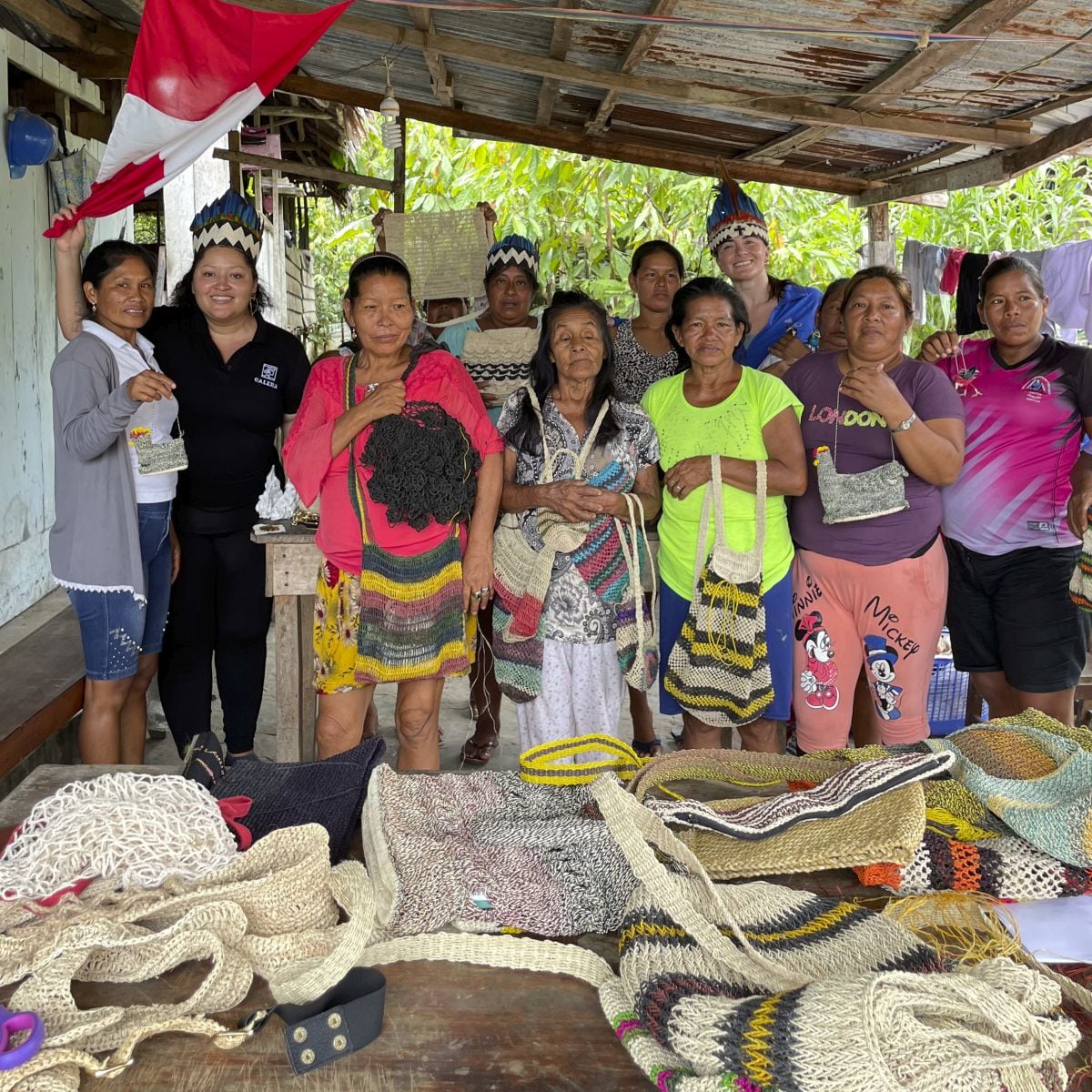 Cada colección es trabajada junto a comunidades de distintas regiones, desde Piura hasta Loreto, incluyendo localidades como Lambayeque, Huacho (norte chico) y Chincha (sur chico). En la foto, una de las comunidades de la Amazonía. (Foto: Galera)