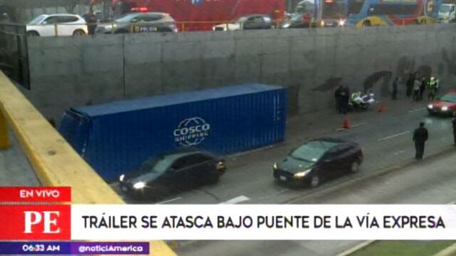 Vía Expresa: tráiler atascado en puente 28 de Julio causó gran congestión