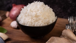 Por qué no es recomendable comer el arroz caliente