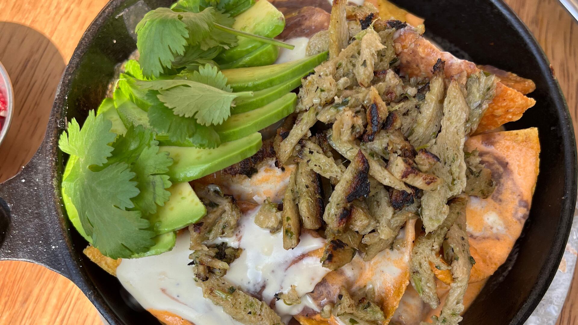 Chilaquiles no pollo, un imprescindible de la carta vegana que no puedes dejar de probar.