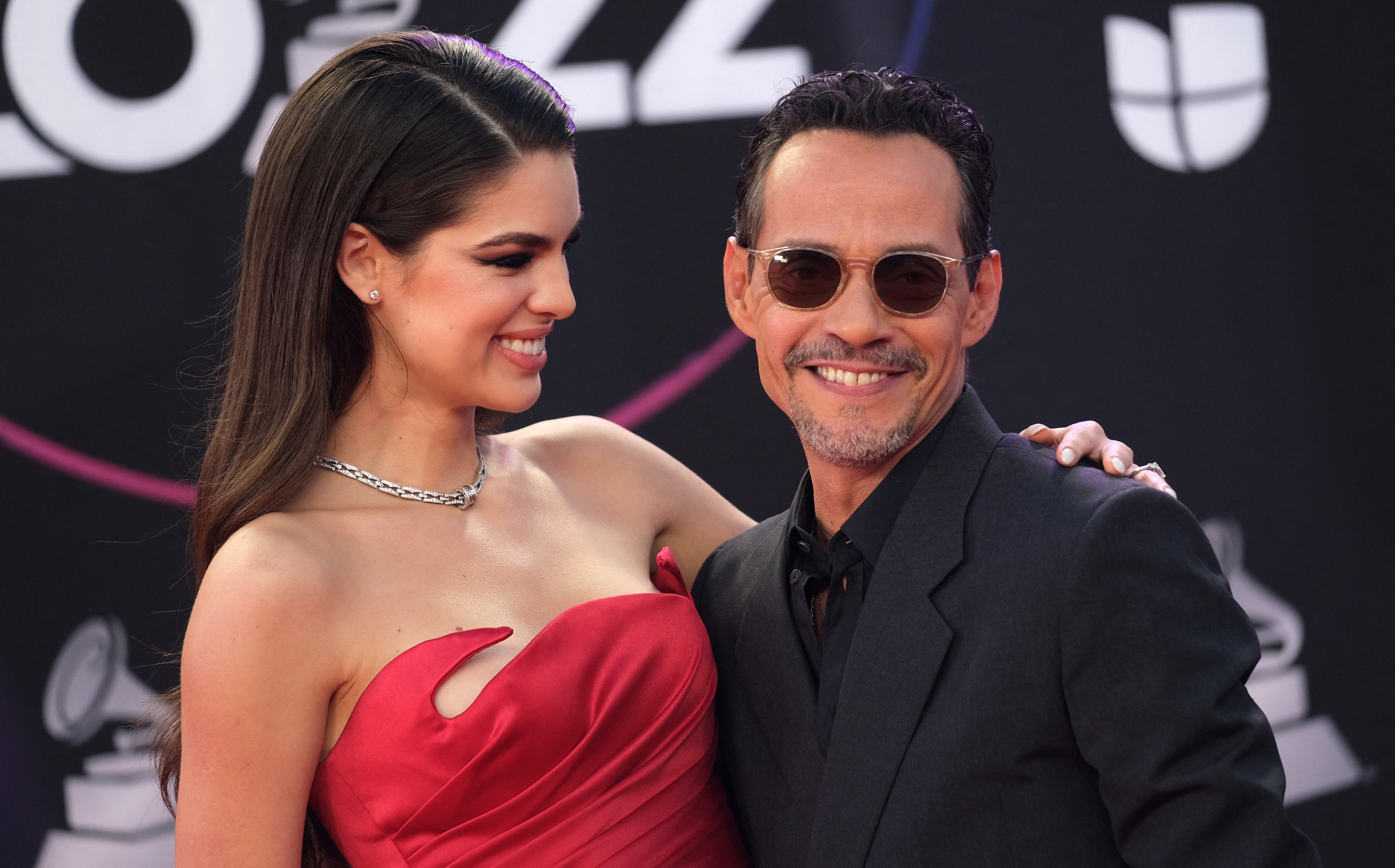 El salsero y la modelo contrajeron nupcias tras comprometerse de novios en 2022 (Foto: Chris Delmas / AFP)